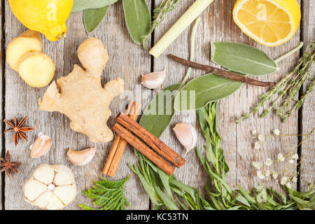 Diverses herbes pour vin chaud, thé ou teinture Banque D'Images