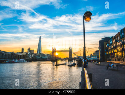 Themse, Themse, Tower Bridge, The Shard, Sonnenuntergang, Wasserspiegelung, Southwark, St Katharine's & Wapping, Londres, Angleterre Banque D'Images