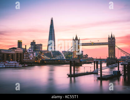 Themse, Themse, Tower Bridge, The Shard, Sonnenuntergang, Wasserspiegelung, Southwark, St Katharine's & Wapping, Londres, Angleterre Banque D'Images
