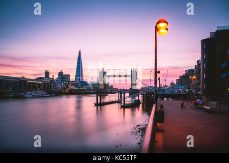 Themse, Themse, Tower Bridge, The Shard, Sonnenuntergang, Wasserspiegelung, Southwark, St Katharine's & Wapping, Londres, Angleterre Banque D'Images