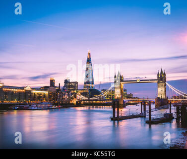 Themse, Tower Bridge, The Shard, Sunset, illuminé, vue sur l'eau, Southwark, St Katharine's & Wapping, Londres, Angleterre Banque D'Images