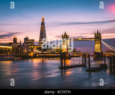 Themse, Tower Bridge, The Shard, Sunset, illuminé, vue sur l'eau, Southwark, St Katharine's & Wapping, Londres, Angleterre Banque D'Images