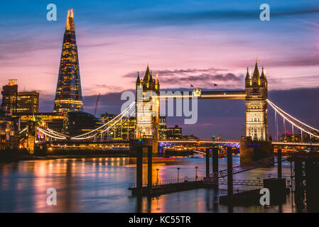 Themse, Tower Bridge, The Shard, coucher de soleil, vue de nuit, illuminé, reflet de l'eau, Southwark, St Katharine's & Wapping, Londres Banque D'Images