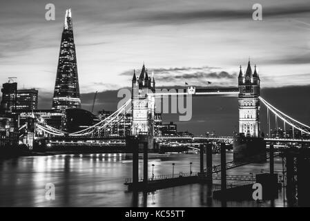 Themse, Tower Bridge, The Shard, scène nocturne, illuminé, vue sur l'eau, Southwark, St Katharine's & Wapping, Londres, Angleterre Banque D'Images