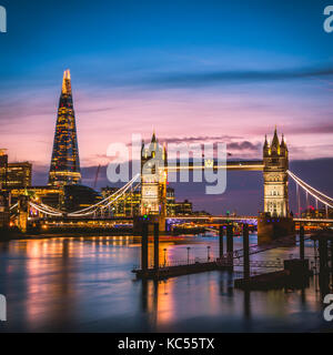 Themse, Tower Bridge, The Shard, coucher de soleil, vue de nuit, illuminé, reflet de l'eau, Southwark, St Katharine's & Wapping, Londres Banque D'Images