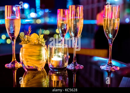 Les bougies dans verre tasse avec abstract background Banque D'Images