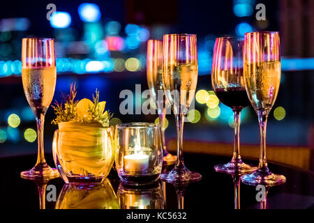 Les bougies dans verre tasse avec abstract background Banque D'Images