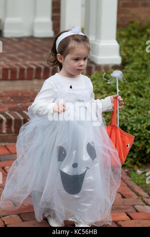 Avis de petite fille en costume fantôme s'amusant à l'halloween trick or treat Banque D'Images