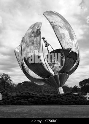 Floralis Generica, fleur métal sculpture, Avenida Figuero Alcorta, Buenos Aires, Argentine Banque D'Images