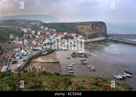 Une mer fret descend sur le village côtier de Staithes, North Yorkshire, UK. Vu de la Cleveland Way chemin. Banque D'Images