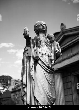 Statue femme et enfant catholique, le cimetière de la Recoleta, Buenos Aires, Argentine Banque D'Images