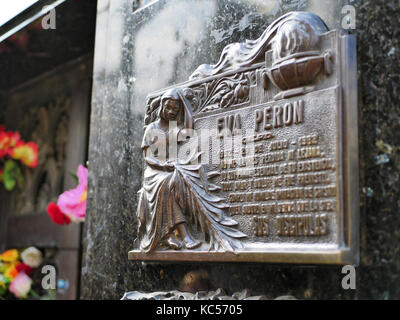 Plaque sur la tombe d'Eva Peron, cimetière de la Recoleta, Buenos Aires, Argentine Banque D'Images