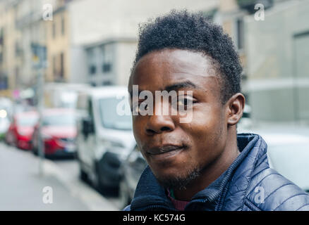 Un réfugié nigérian pose pour une photo à Milan, en Italie. Son surnom est 'Elvis'. L'Europe est en train de sous-traiter une crise des réfugiés. Banque D'Images