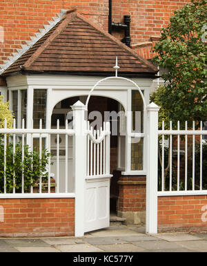 Une palissade clôture et barrière en bois en face d'une maison à 17 Blenheim Road, Bedford Park, Chiswick, Londres, UK Banque D'Images