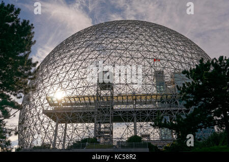 La Biosphère, musée de l'environnement Montréal rétroéclairé dôme géodésique au Parc Jean Drapeau, l'Île Sainte-Hélène, Montréal, Québec, Canada Banque D'Images