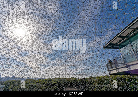 Femme de prendre une photo à partir d'un affût à l'intérieur de la Biosphère de Montréal, au Parc Jean Drapeau, l'Île Sainte-Hélène, Montréal, Québec, Canada Banque D'Images