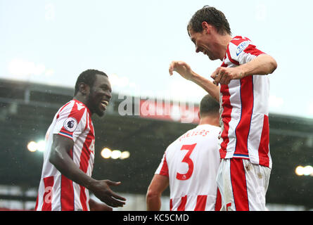 Stoke City's Mame Biram Diouf, à gauche, et Stoke City's peter crouch au cours de la Premier League match au stade de bet365, Stoke Banque D'Images