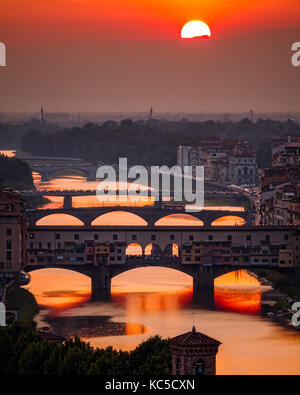 La dernière lumière du soleil sur le ponte Vecchio, Florence Banque D'Images