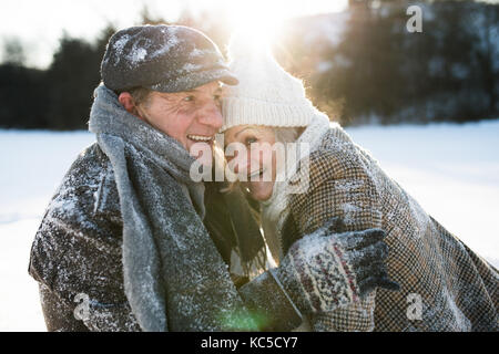 Beau couple, lors d'une promenade en nature d'hiver ensoleillé Banque D'Images