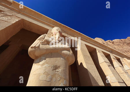 Deir el-Bahari ou dayr al-Bahri, partie du temple, des statues au temple funéraire d'Hatshepsout, Egypte Banque D'Images