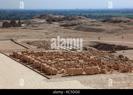 Deir el-Bahari ou dayr al-Bahri, partie du temple, le temple funéraire d'Hatshepsout Banque D'Images