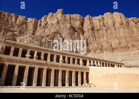 Deir el-Bahari ou dayr al-Bahri, partie du temple, le temple funéraire d'Hatshepsout Banque D'Images