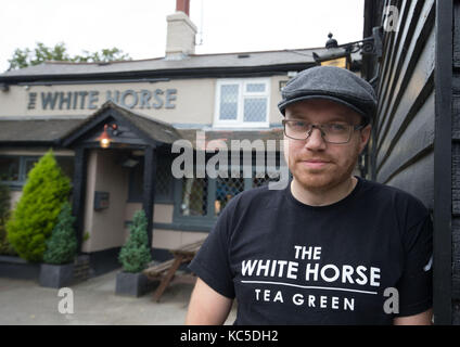 Jon haines propriétaire du cheval blanc dans le thé vert, près de l'aéroport de Luton, qui a donné de la nourriture après employés Monarch Monarch Airlines s'effondre en entraînant l'administration réservations futures et les vacances en cours d'annulation et le gouvernement demande à la caa pour la location plus de 30 avions pour attirer des clients à l'étranger revenir au Royaume-Uni. Banque D'Images