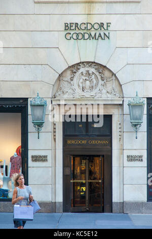 Shopping à Bergdorf Goodman - l'un des fameux 'B' du shopping à Manhattan, New York City USA Banque D'Images