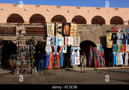 Souvenirshops à Assouan, en haute Egypte, l'Afrique Banque D'Images