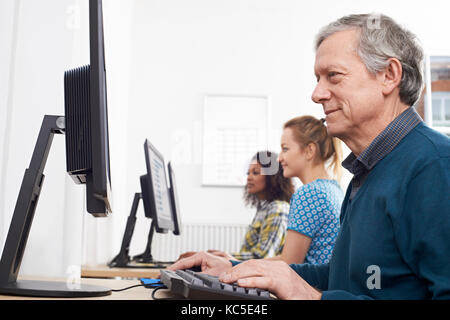 Homme mûr qui fréquentent computer class Banque D'Images