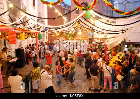 Une balle populaire pendant les festivités de Santo António à Lisbonne, Portugal Banque D'Images