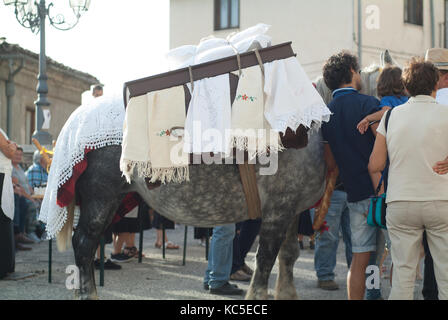 Folklore italien typique les gens célébrant la vierge Marie août vacances. Santo Stefano. cammino dei briganti. La promenade de l'brigands. L'Italie. Banque D'Images