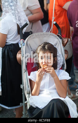 Folklore italien typique enfants célébrant la Vierge Marie de août. Santo Stefano. Cammino dei Briganti. La promenade de l'brigands. L'Italie. Banque D'Images