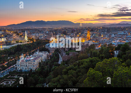 La tombée à Malaga, au cours d'une célébration avec Fireworks, Espagne. Atardecer en Málaga. Nuestra Señora del Rocío. Jardins et bâtiments. Banque D'Images