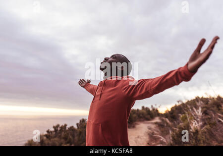 Fit l'homme d'Afrique debout sur un sentier extérieur englobant la nature Banque D'Images
