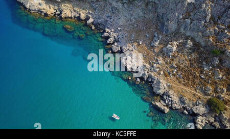 Vue aérienne : Drone vidéo de plage emblématique d'Agathi et château de Feraklos, Rodos Island, mer Egéé, Dodécanèse, Grèce Banque D'Images