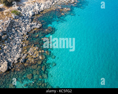 Vue aérienne : Drone vidéo de plage emblématique d'Agathi et château de Feraklos, Rodos Island, mer Egéé, Dodécanèse, Grèce Banque D'Images