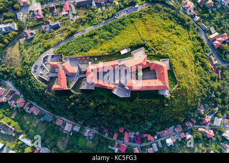 Vue aérienne de la forteresse majestueuse - château palanok s'élevant au-dessus de la ville d'Izki, Ukraine. vue d'en haut, d'en haut Banque D'Images