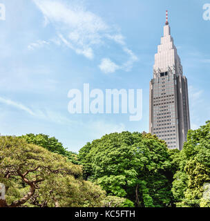 Bâtiment NTT DoCoMo Yoyogi vu du jardin national Shinjuku Gyoen, Tokyo, Japon Banque D'Images