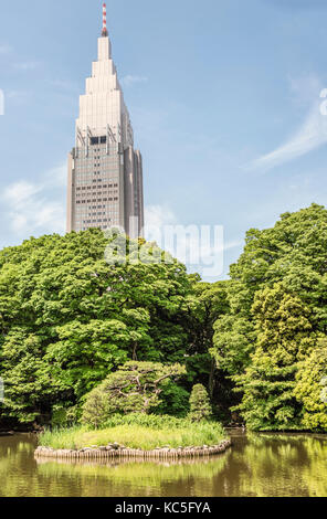 Bâtiment NTT DoCoMo Yoyogi vu du jardin national Shinjuku Gyoen, Tokyo, Japon Banque D'Images