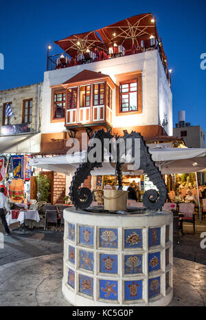 Fontaine de cheval de mer dans l'ancien quartier juif de la vieille ville de Rhodes, Grèce Banque D'Images