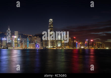 L'horizon de l'île de hong kong sur le port de Victoria avec les gratte-ciel modernes de nuit à hong kong, Chine. vu de Tsim Sha Tsui, Kowloon. Banque D'Images