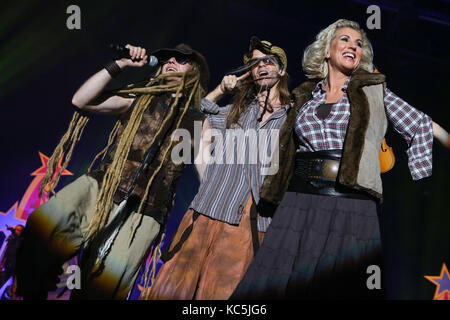 Rednex, groupe musical suédois de style Eurodance-Techno-Country, avec la chanteuse Mia Löfgren aka Whippy, interprète leurs tubes des années 90 comme « Cotton Eye Joe » à 90er Party Arena Wetzlar (fête avec principalement des stars d'Eurodance des années 90), Rittal-Arena, Wetzlar, Allemagne, 30 septembre 2017. Crédit: Christian Lademann Banque D'Images