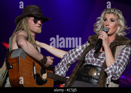 Rednex, groupe musical suédois de style Eurodance-Techno-Country, avec la chanteuse Mia Löfgren aka Whippy, interprète leurs tubes des années 90 comme « Cotton Eye Joe » à 90er Party Arena Wetzlar (fête avec principalement des stars d'Eurodance des années 90), Rittal-Arena, Wetzlar, Allemagne, 30 septembre 2017. Crédit: Christian Lademann Banque D'Images