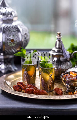 Thé vert menthe marocaine dans deux verres et une théière à la menthe fraîche et sugarcubes Banque D'Images