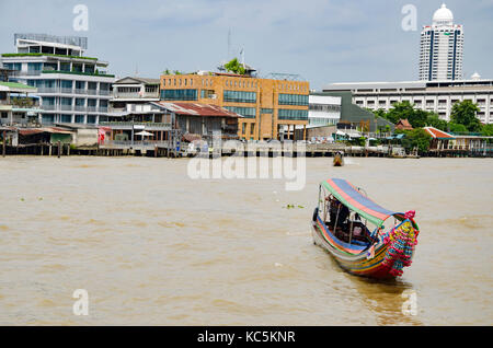 Bateau taxi thaïlandais sur le fleuve Chao Phraya jusqu'à Wat Arun Temple Banque D'Images