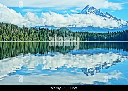 La perte de vue sur le lac du mont Hood, Oregon Banque D'Images