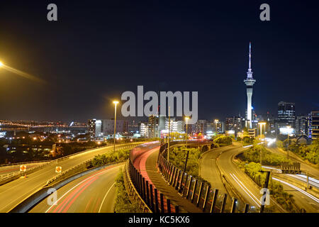 Auckland   ville spaghetti junction par nuit Banque D'Images