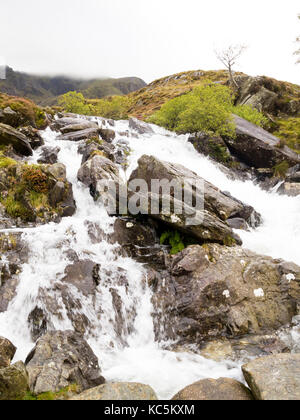 Le Parc National de Snowdonia rage cascade dans la montagne au MCG Idwal Banque D'Images