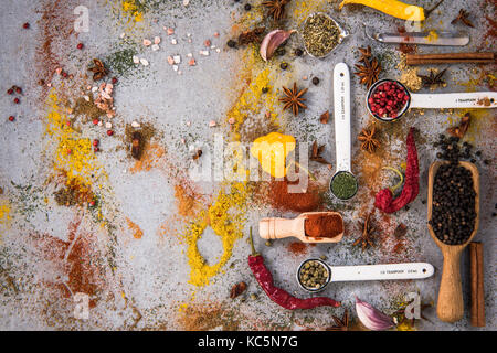 Épices et fines herbes sur le béton de l'ardoise. Banque D'Images